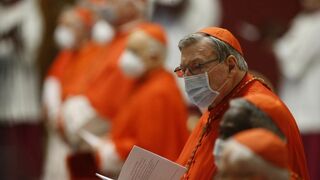 Pell, con mascarilla, en una misa en el Vaticano