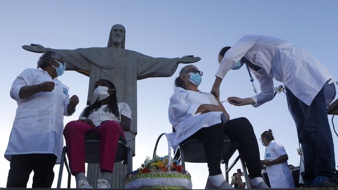 Vacunados junto al Cristo del Corcovado