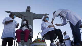 Vacunados junto al Cristo del Corcovado