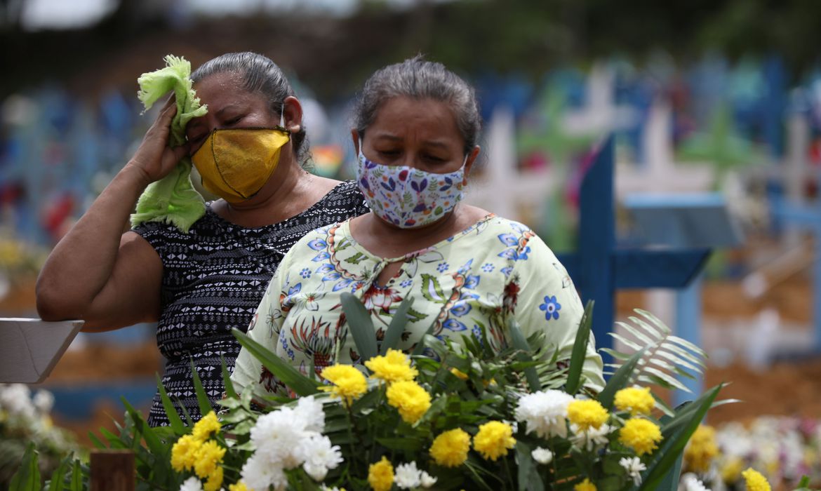 Familias entierran a sus muertos en Manaos