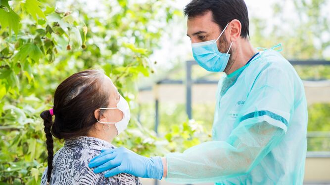 Psicólogo EAPS con una paciente durante la pandemia.