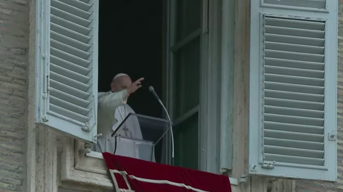 El Papa volvió a saludar desde el balcón de San Pedro