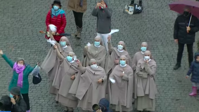 Unas religiosas saludan al Papa en San Pedro