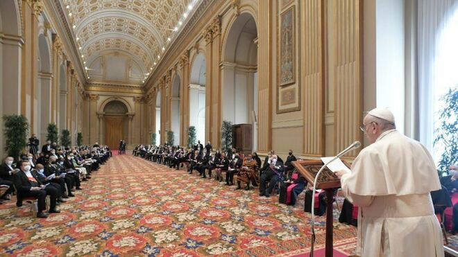 Francisco se dirige al Cuerpo Diplomático