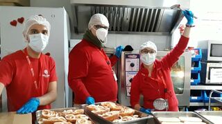 Voluntarios del centro CEDIA 24 horas de Cáritas Madrid