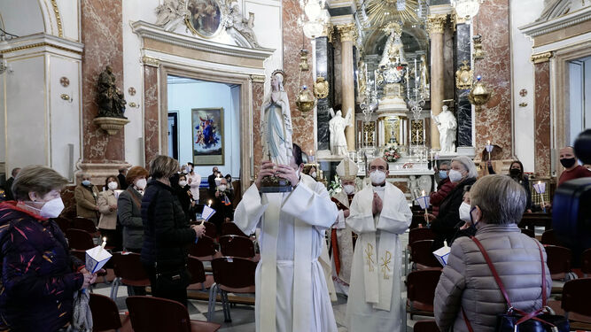 Procesión con la Virgen de Lourdes