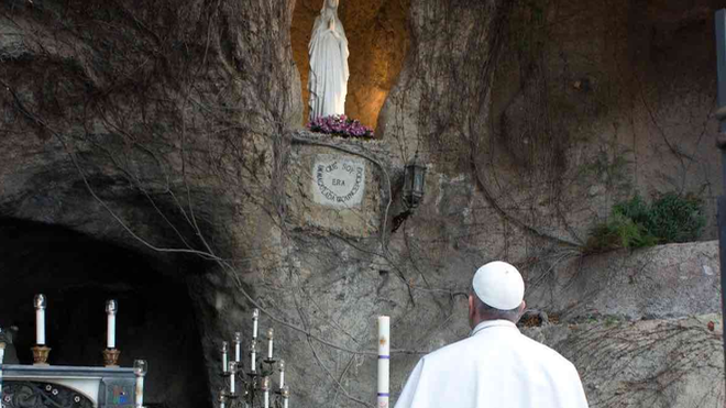 Papa FRancisco y la Virgen de Lourdes