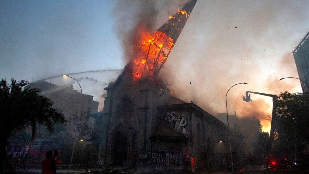 Iglesia incendiada Chile