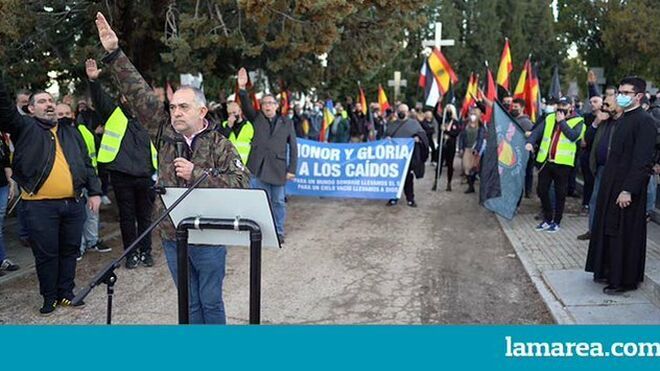 Los organizadores hacen el saludo nazi, con el clérigo a la derecha (imagen de La Marea)