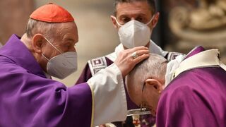 Francisco recibe la ceniza pidiendo "desenmascarar las ilusiones" del dinero y las falsas seguridades