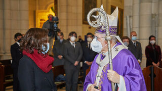 Osoro, con Isabel Díaz Ayuso tras la misa por los médicos de Madrid
