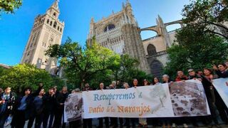 Colectivos reclaman la titularidad pública del patio de los Naranjos de Sevilla