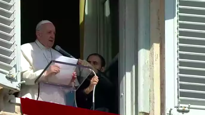 Francisco, durante el Angelus