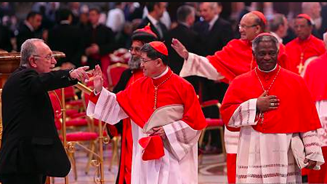 Turkson y Tagle, siendo nombrados cardenales