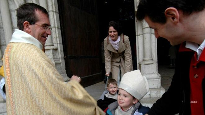 El obispo Michel Pansard, que cumple 15 años como prelado, junto a unos pequeñso feligreses