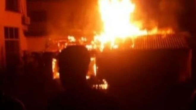 La iglesia de Kikwari ardiendo