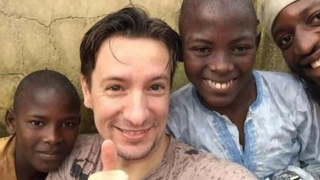 El embajador asesinado junto a niños congoleños