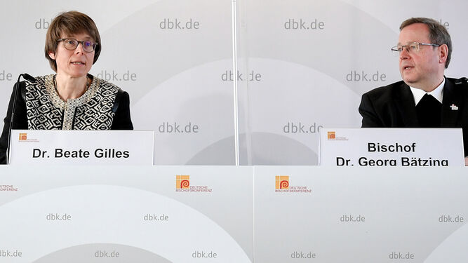 Beate Gilles, ayer, junto a Georg Bätzing