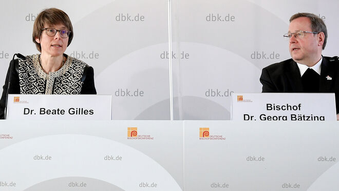 Beate Gilles, ayer, junto a Georg Bätzing