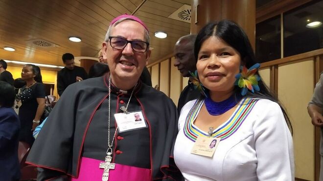 Mons. Rafael Cob con Patricia Gualinga
