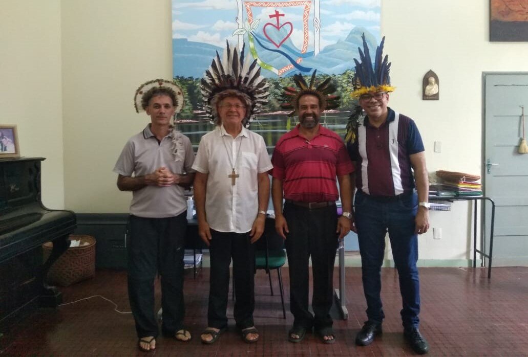 Los nuevos misioneros con el obispo