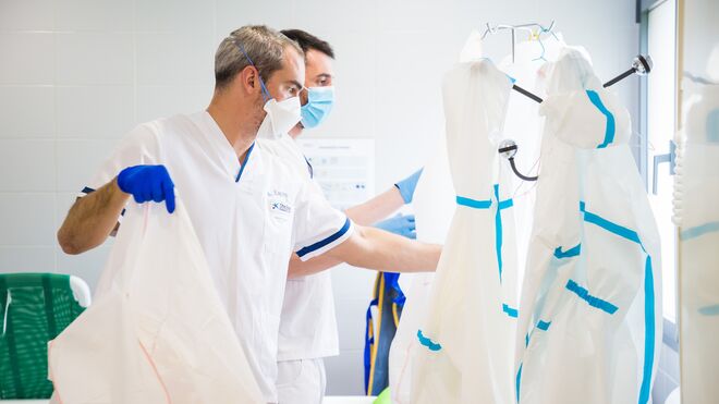Sanitarios colocándose las EPIS
