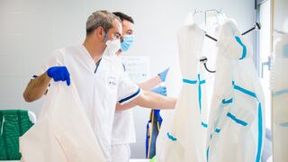 Sanitarios colocándose las EPIS