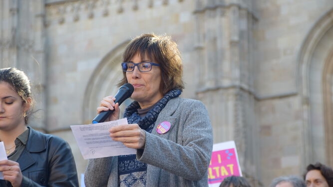 Neus Forcano, de Alcem la veu, pronuncia su discurso el 8 de marzo de 2020.