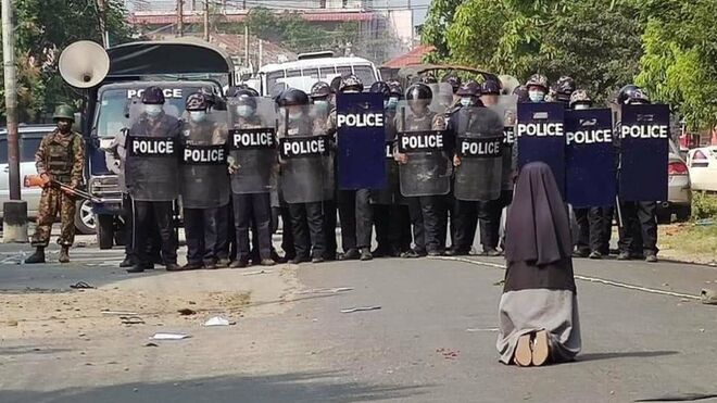 La religiosa, de rodillas frente a la policía
