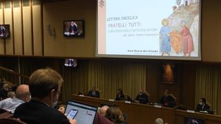 Presentación de la FRatelli tutti en ruso