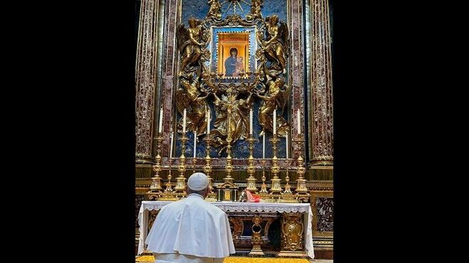 Francisco ante el altar de la Virgen