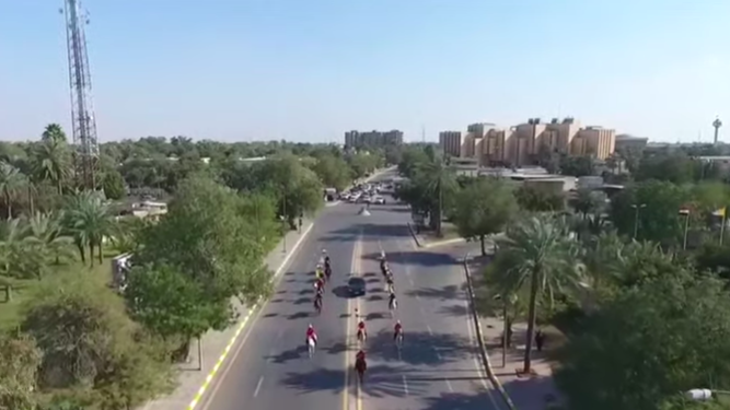 Francisco pasea por las calles desiertas de Bagdad