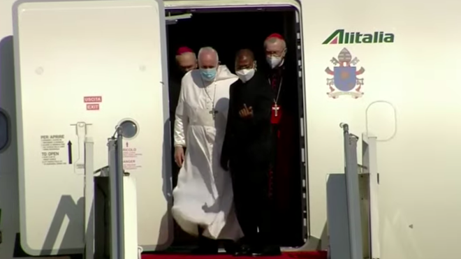 Francisco sale del avión en Bagdad