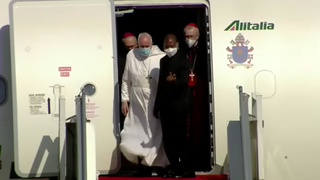 Francisco sale del avión en Bagdad