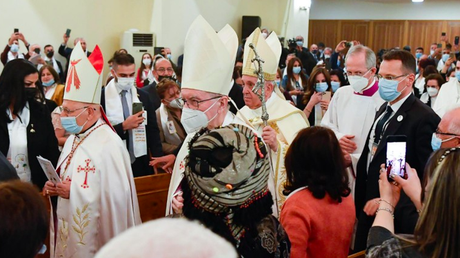 Francisco, Sako y Parolin entran en la catedral caldea