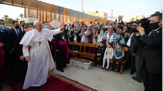 Francisco saluda a los fieles a su entrada a la catedral de Bagdad