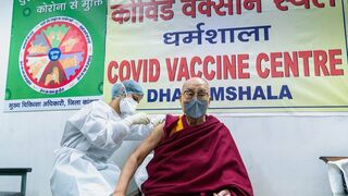 El Dalai Lama se vacuna contra la Covid-19 y anima a todos a tener el "coraje" para hacerlo
