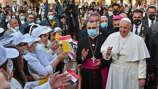 Francisco se encuentra con unos niños antes de entrar en la catedral de Bagdad