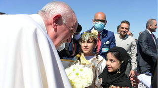 Francisco, con dos niños, a su llegada al encuentro interreligioso de Urd