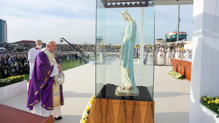 Francisco, junto a la imagen de la Virgen machacada por el Isis
