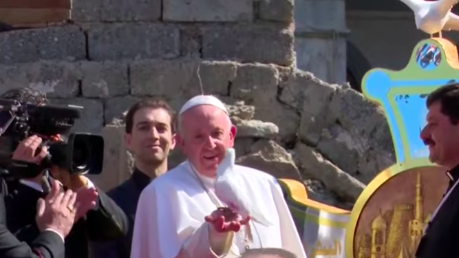 El Papa soltó una paloma de la paz en Mosul
