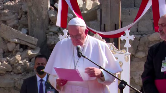Francisco, ante las ruinas de Mosul