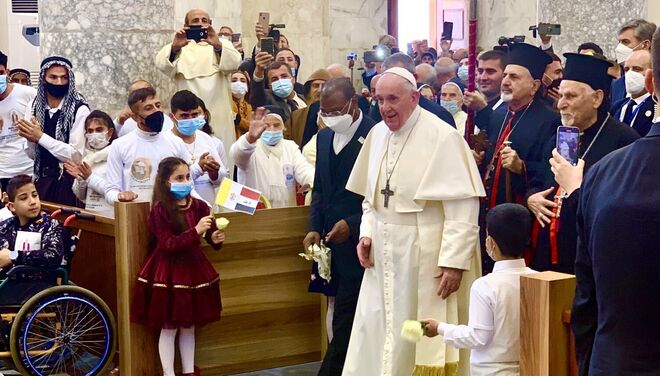 El Papa entra en la iglesia de Qaragosh