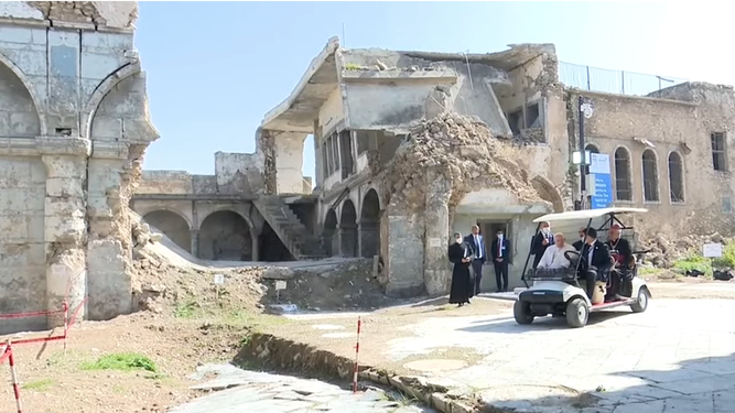 El Papa, en las ruinas de la iglesia de Mosul