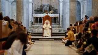 Los niños escuchan a Francisco en Qaragosh