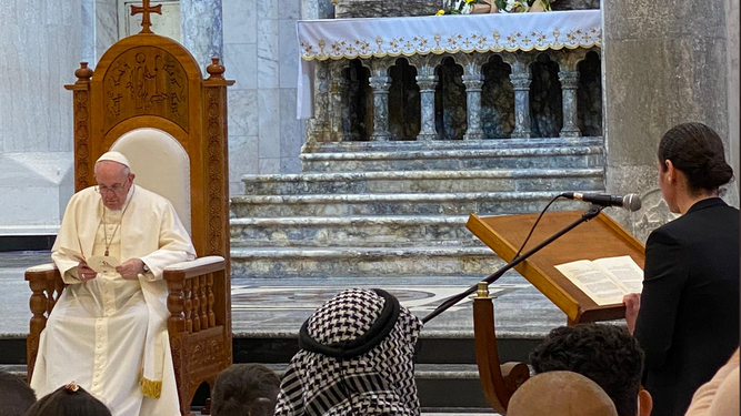 El papa y la seora que perdió a sus hijos en Qaraqosh