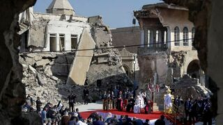 Francisco, ante las ruinas de Mosul