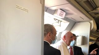 Francisco, entrando en el avión que le trajo de vuelta a Roma