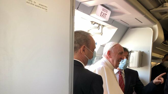 Francisco, entrando en el avión que le trajo de vuelta a Roma