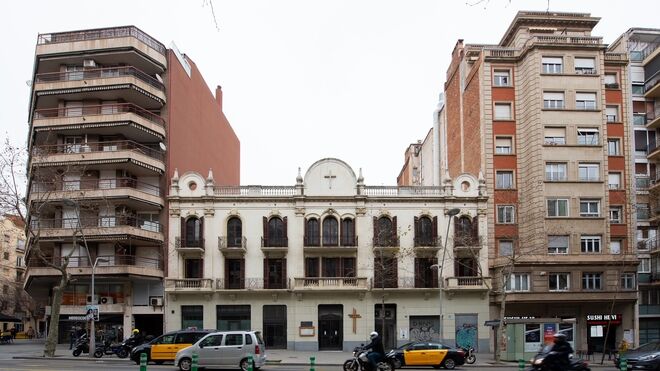 Fachada de la parroquia de Sant Isidor en el carrer Comte d'Urgell.